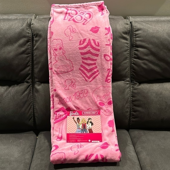 NWT! BARBIE Barbie Doll PINK 1959 PLUSH OVERSIZED 50X 70 Throw Blanket - Picture 1 of 9